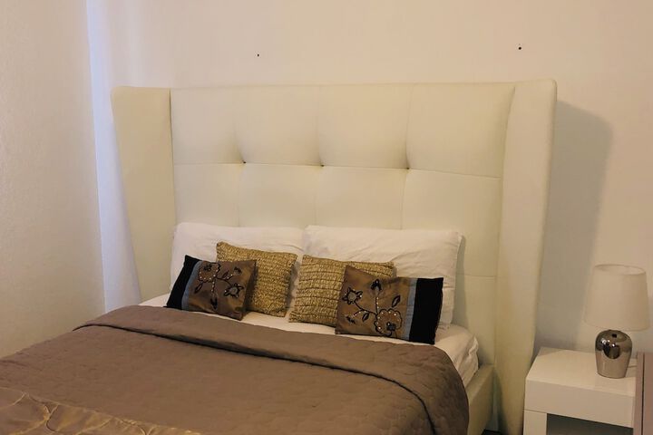 Room 5 of 93