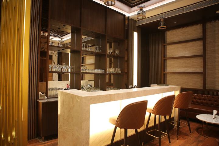 Lounge 10 of 14