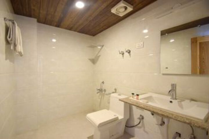 Room 3 of 27