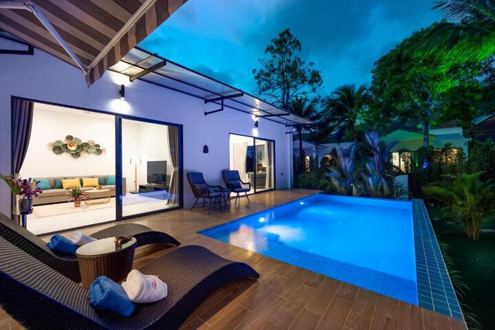 Bougain Luxury Pool Villas Garden by The Beach