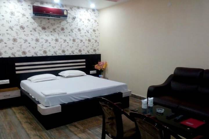 Room 6 of 27