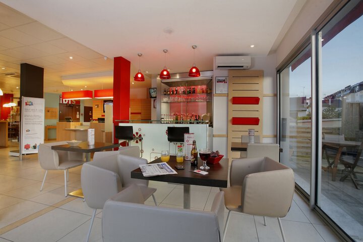 Lounge 42 of 60