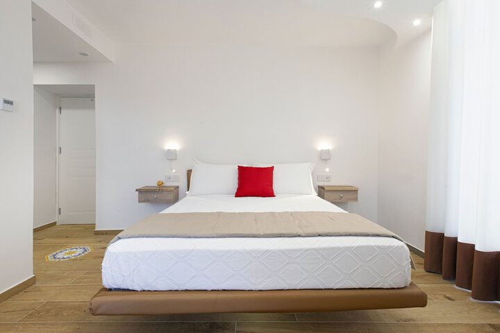 Room 12 of 77