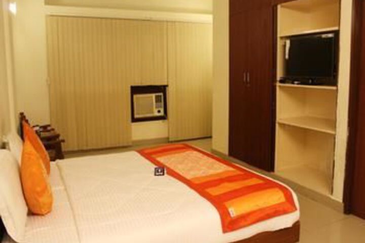 OYO Premium Connaught Place 2