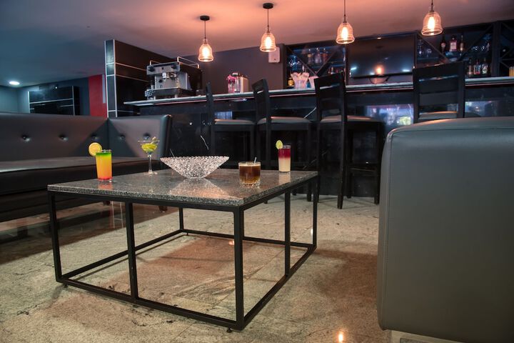 Lounge 92 of 118