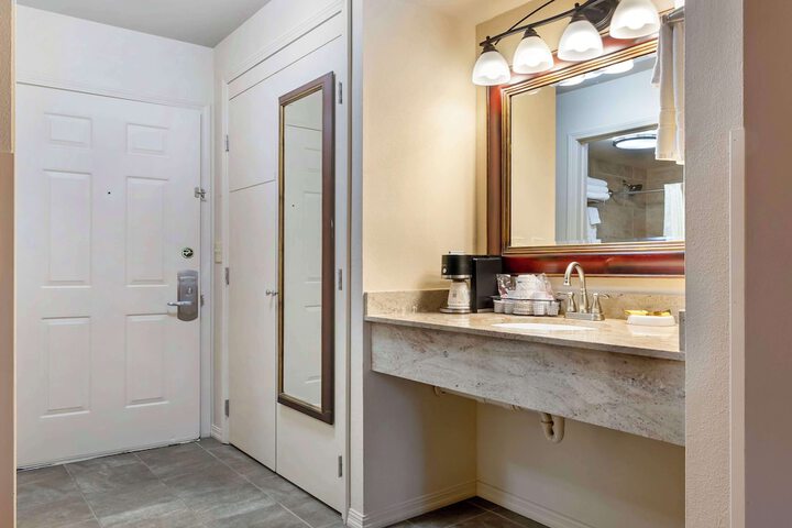 2 Queen Beds High Speed Internet Accessible First Floor Pet Friendly Room Coffee Maker Shower Only Full Breakfast (5 of 27)