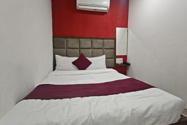 Room 12 of 27