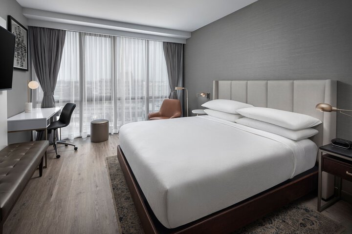 1 King Bed (6 of 7)