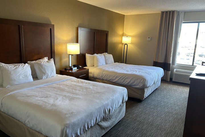 2 Queen Beds (10 of 11)