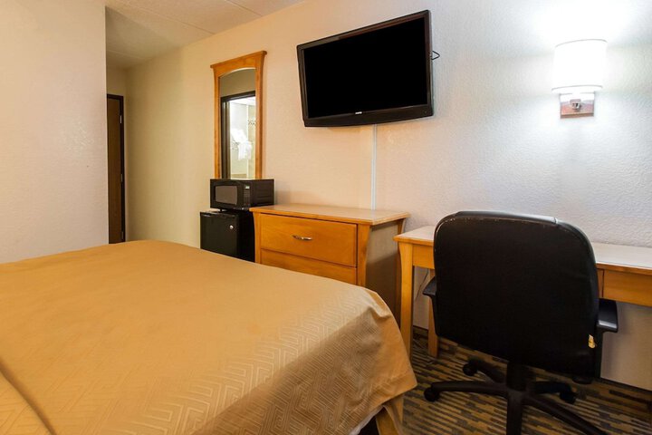 1 Queen Bed (11 of 14)