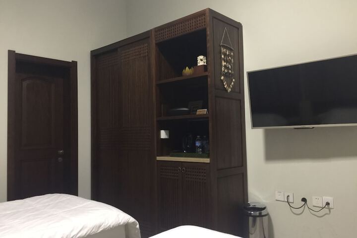Room 9 of 42