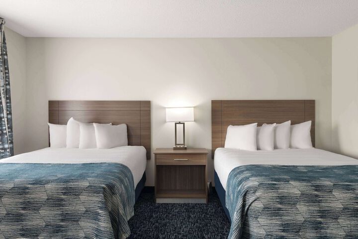 1 Queen Bed Accessible Room (9 of 14)