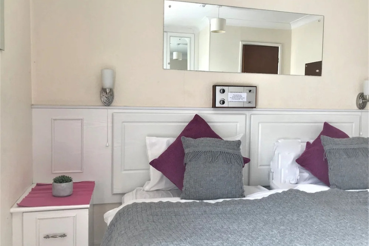 Room 2 of 10