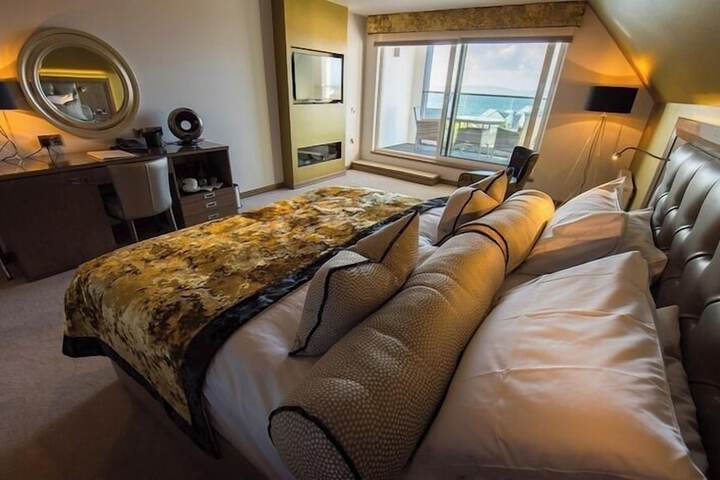 Room 3 of 20
