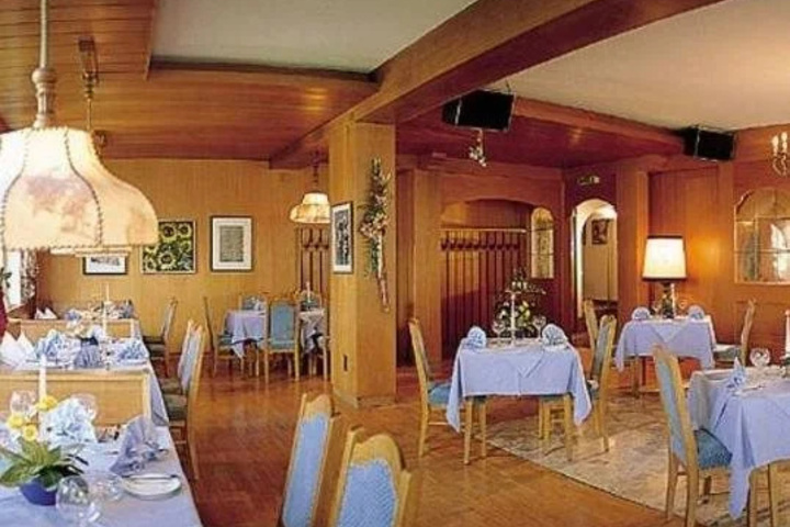 Dining 8 of 9