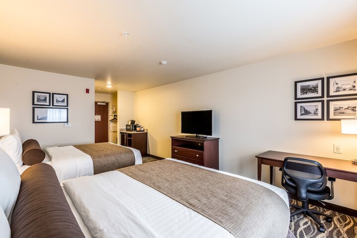 Quadruple Guest Room Queen Bed (1 of 14)