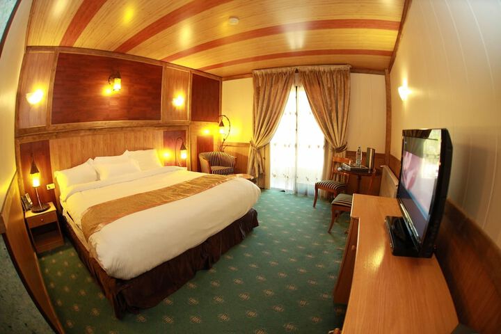 Room 5 of 68