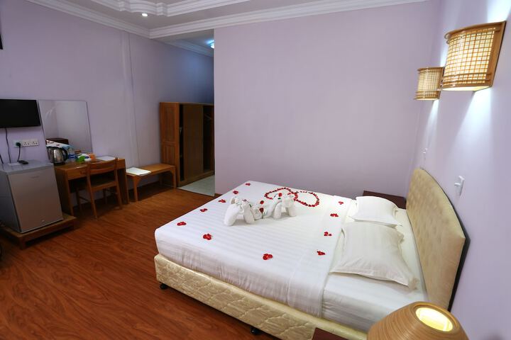 The Floral Breeze Wun Zin Hotel