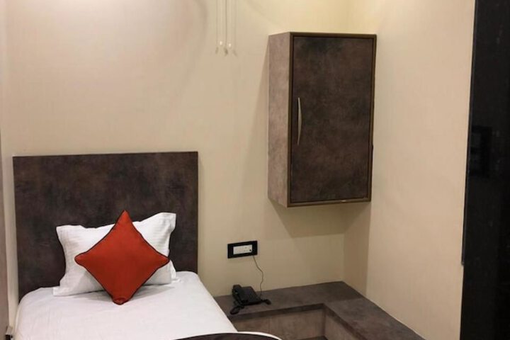Room 7 of 37