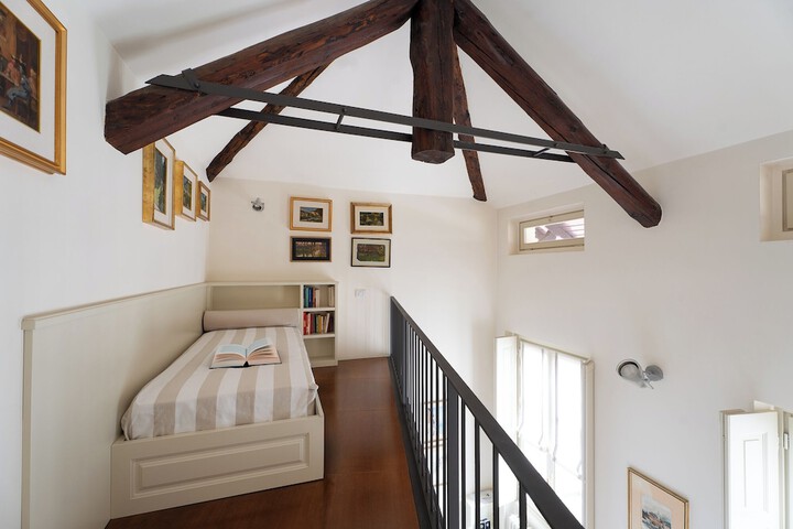 Room 10 of 43