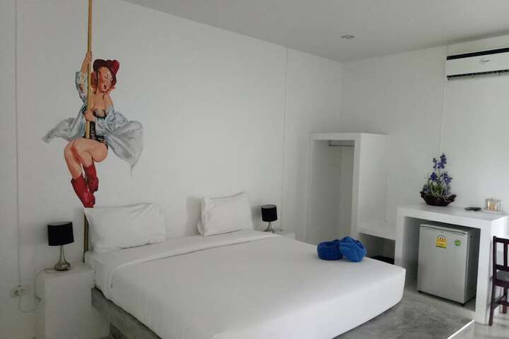 Room 9 of 28