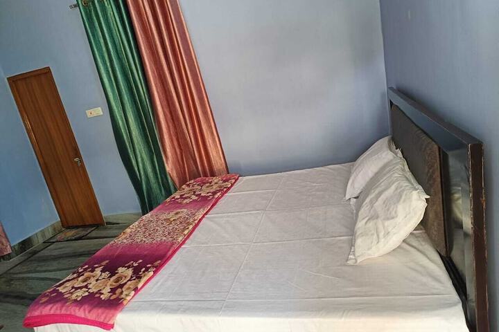 Room 5 of 9