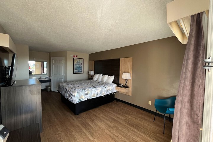 1 King Bed (4 of 13)