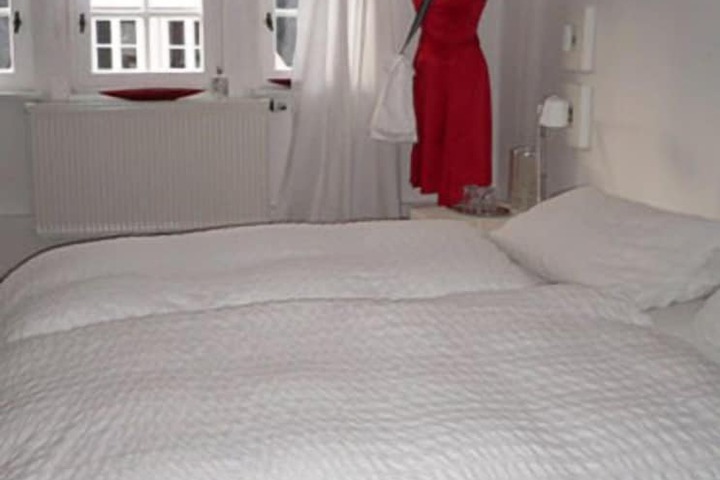 Room 4 of 20