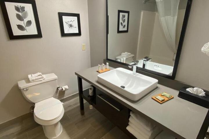 2 Queen Beds (6 of 8)