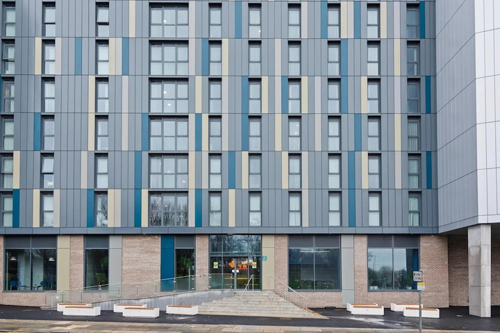 Spacious New 6BR Apt in LPL City Centre - Sleeps 6