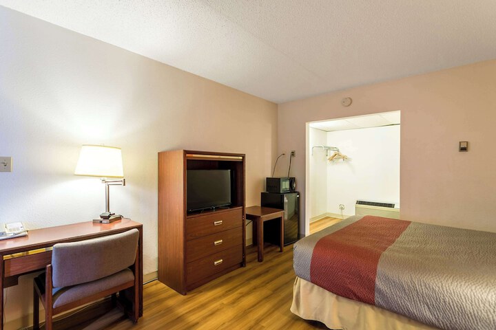 Room 8 of 28