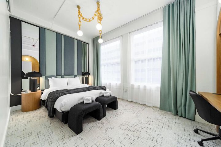 Room 5 of 12