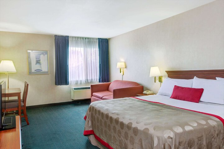 1 King Bed (3 of 10)