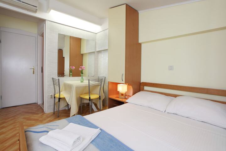 Room 7 of 32