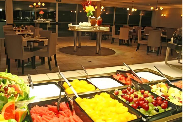 Dining 4 of 10