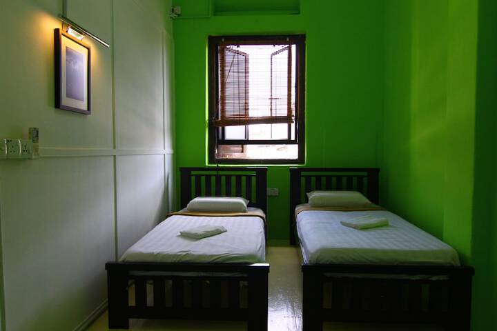Room 13 of 76