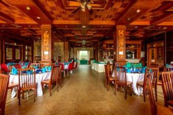 Dining 70 of 76