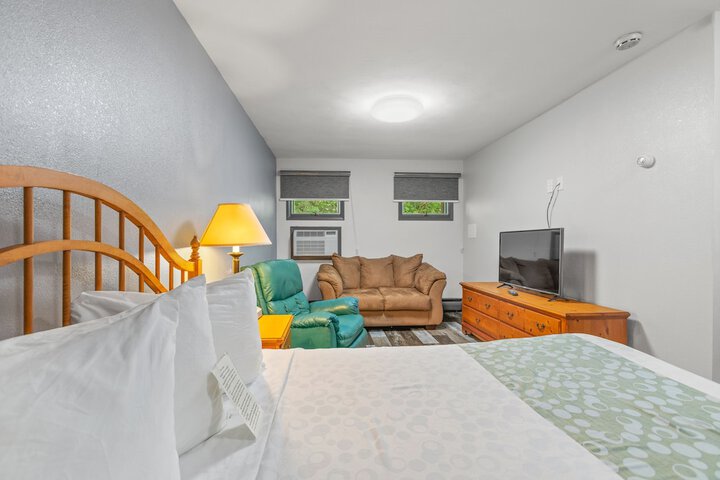 1 Queen Bed (14 of 22)