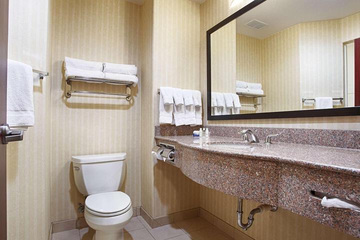 1 King Bed Microwave and Refrigerator Work Desk WiFi Full Breakfast (3 of 9)