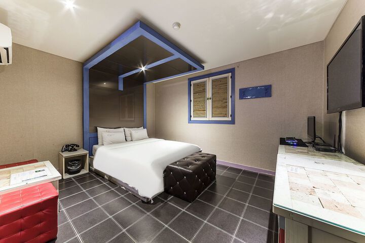 Hotel C &