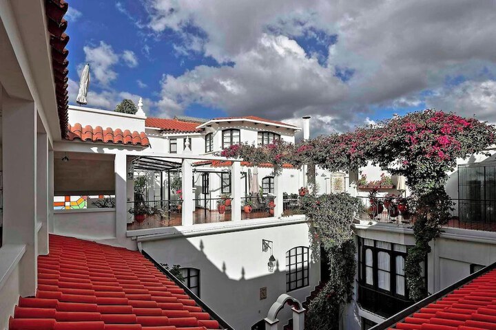 Exterior of Hotel de Su Merced