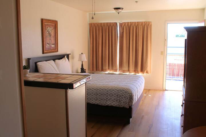 1 Queen Bed (20 of 24)