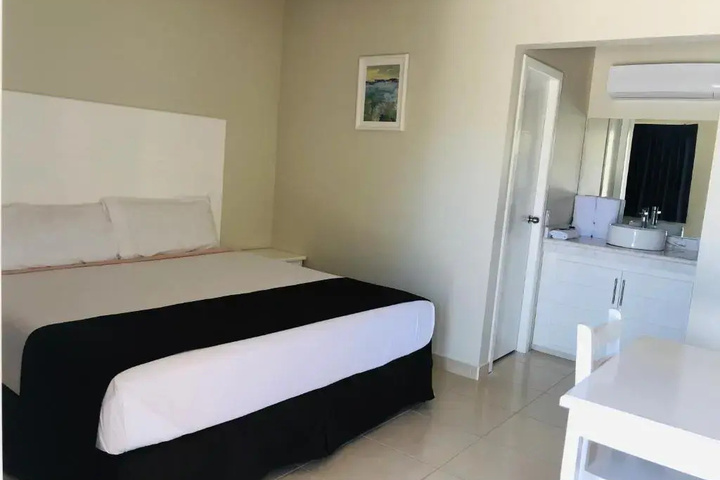 Room 5 of 10