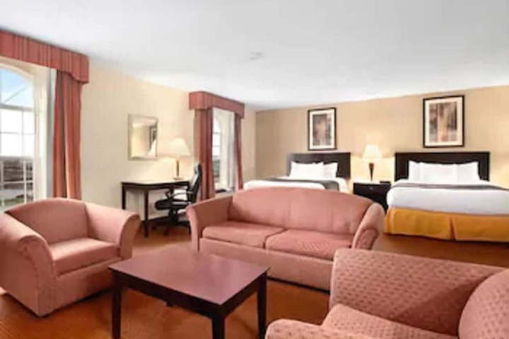2 Queen Beds Studio Suite (2 of 2)