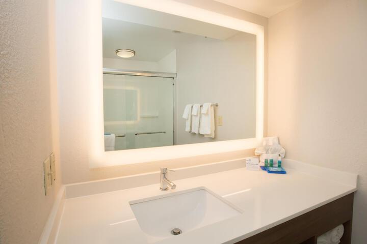 1 King Comm Accessible Roll Shower (9 of 42)
