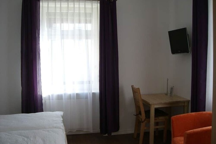 Room 11 of 32