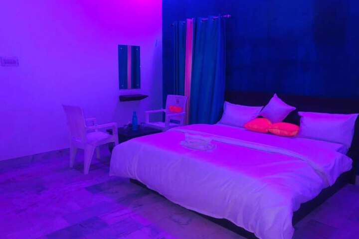 Room 7 of 18