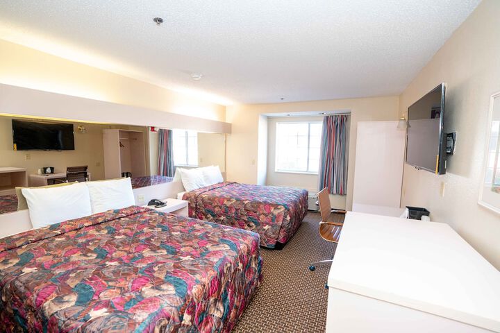 Deluxe Queen Bed (3 of 10)