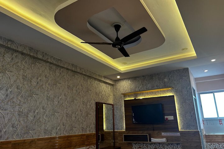 Room 6 of 13