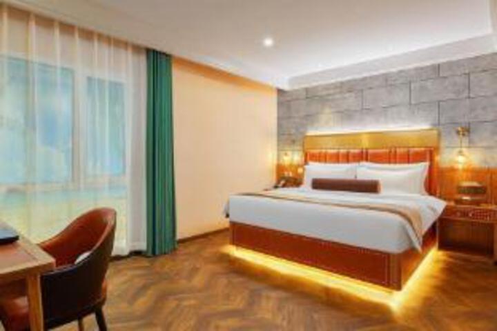 Room 8 of 9